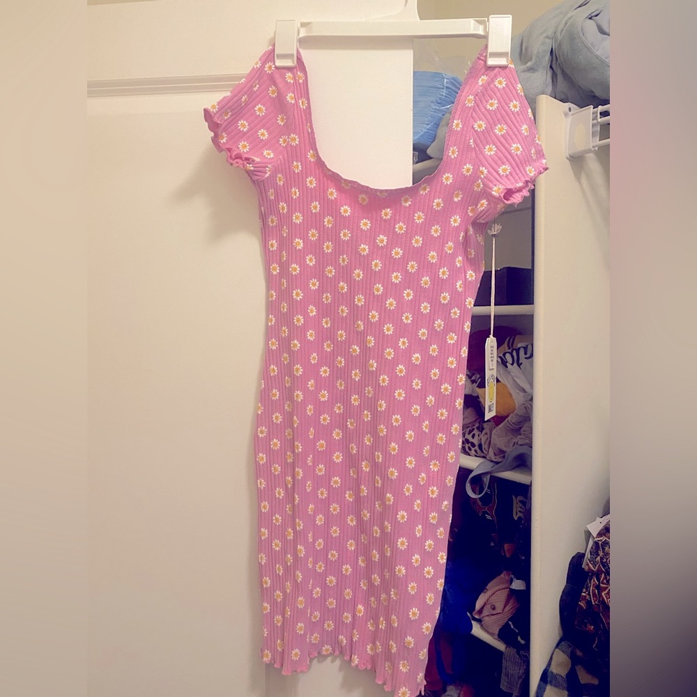 This billabong dress is the perfect dress for a walk on the beach or a night out
